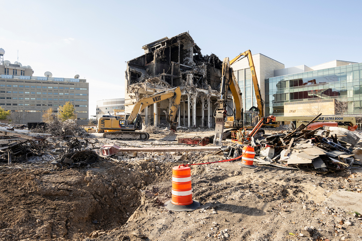 Demolition crews use heavy equipment to take down the remaining section of the Service Building Annex still standing at the University of Wisconsin–Madison.